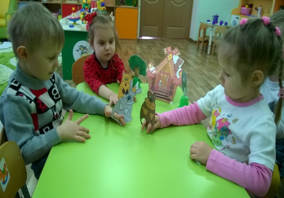 Театрализованная деятельность в первой младшей группе. Театрализация в детском саду младшая группа. Игровое в младшей группе.